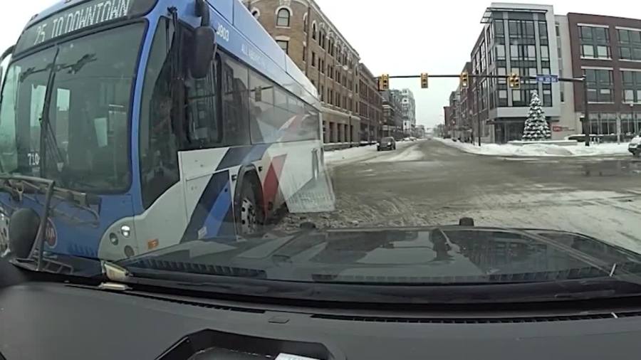 i-team:-watch-rta-bus-and-cleveland-police-car-collide