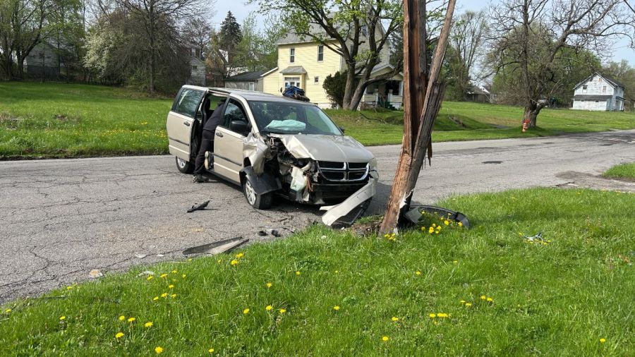 van-crashes-into-utility-pole-in-youngstown