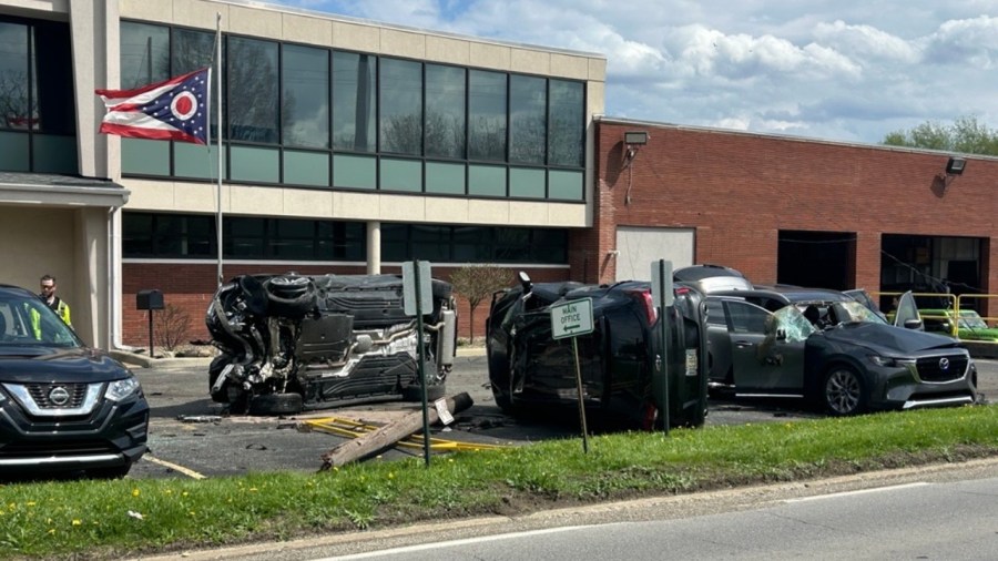 vehicle-hits-6-cars,-takes-down-pole-in-boardman