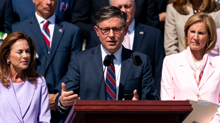 republicans-move-forward-on-last-minute-spy-powers-deal,-teeing-up-late-night-vote