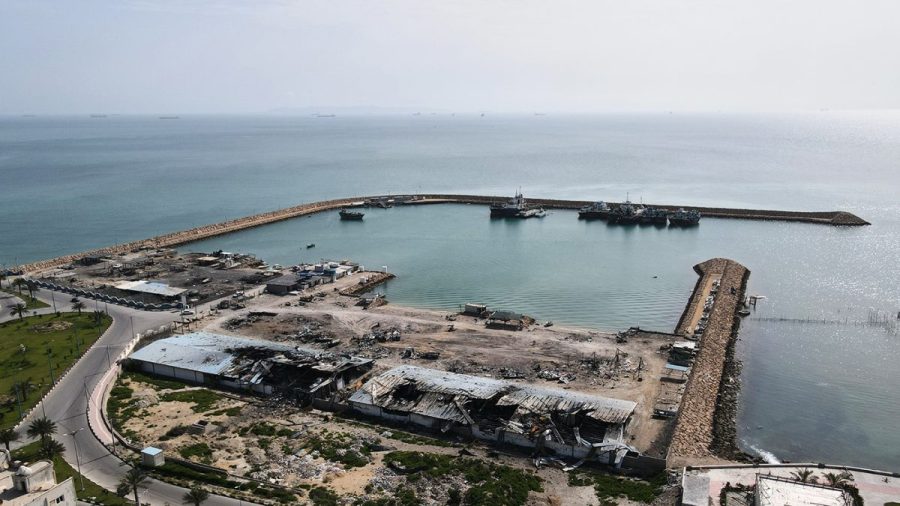 trump-and-iranian-foreign-minister-say-strait-of-hormuz-is-fully-open