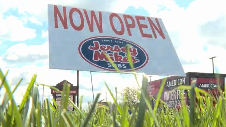 businesses-start-to-open-up-after-plaza-fire