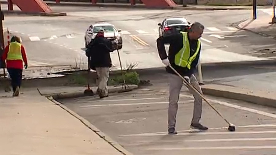 volunteers-spend-the-morning-cleaning-bike-lanes-in-youngstown