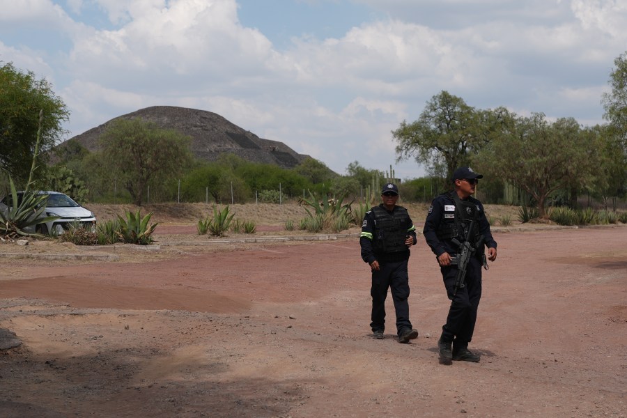 gunman-shoots-several-tourists-at-historic-pyramids-in-mexico,-killing-a-canadian