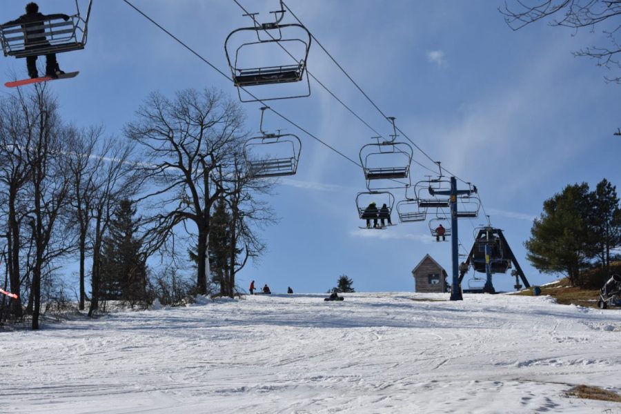 parents-charged-after-child-fell-20-feet-from-ski-lift-chair-at-pennsylvania-resort