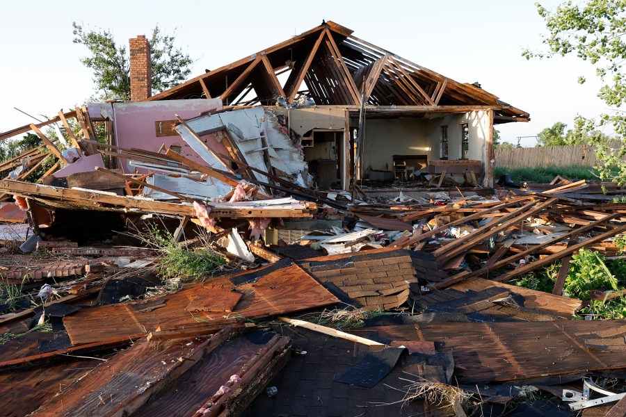 violent-tornado-tears-through-oklahoma-town,-damaging-40-homes-but-sparing-lives