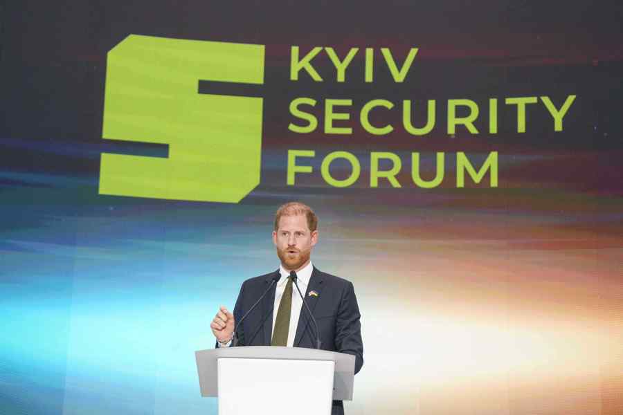 us-still-delivering-weapons-to-ukraine,-zelenskyy-says,-as-prince-harry-visits-kyiv