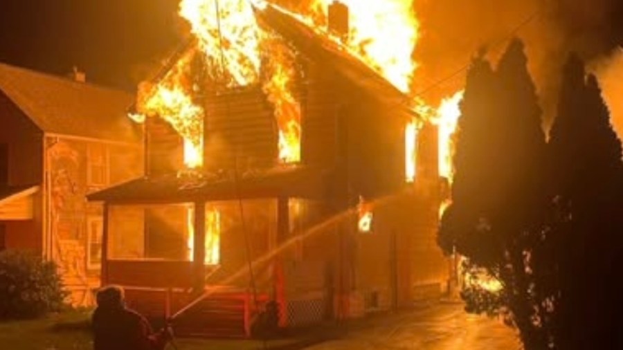 crews-contain-house-fire-that-spread-to-nearby-buildings-in-warren