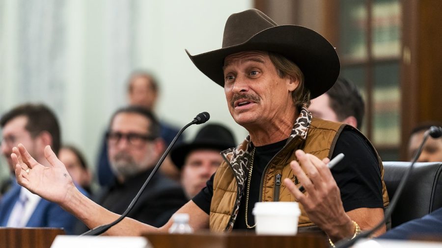 kid-rock-joins-hegseth-on-army-helicopter-ride-after-fly-by-controversy