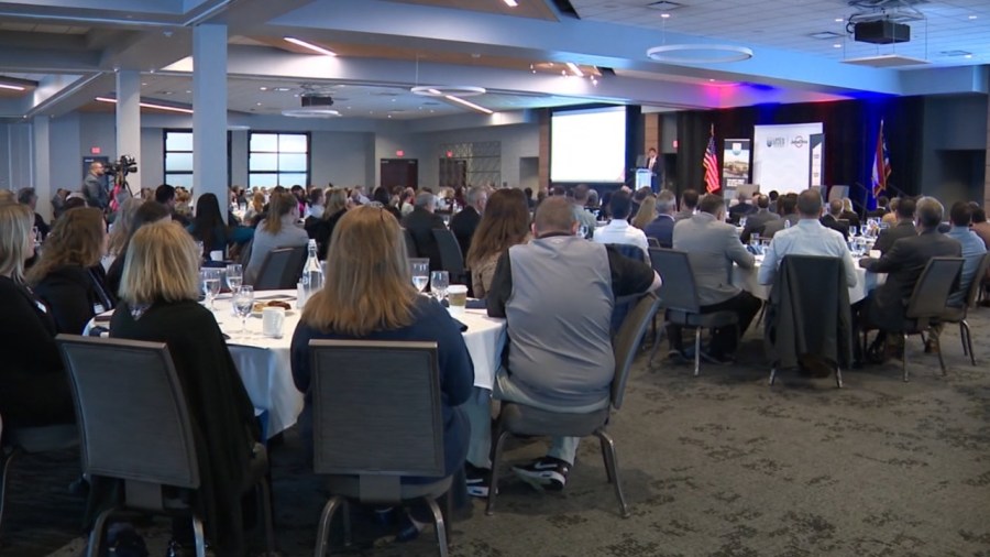 community-leaders-talk-business-at-lake-to-river-meeting