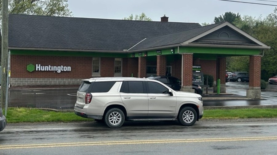 police-investigating-huntington-bank-robbery