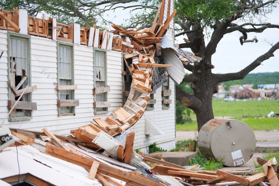 texas-tornado-leaves-5-injured,-buildings-collapsed-and-homes-without-roofs