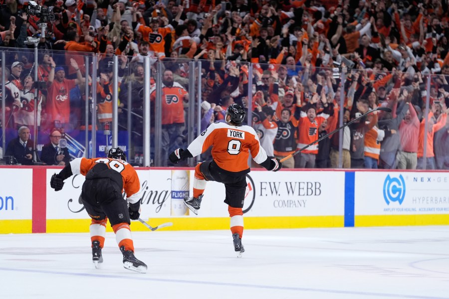 cam-york-scores-in-ot-as-flyers-beat-penguins-1-0