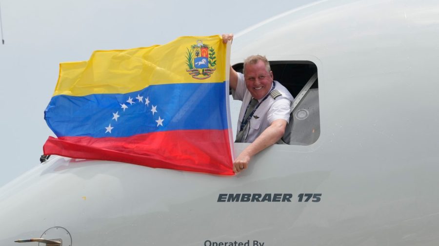 first-commercial-flight-between-us,-venezuela-in-7-years-departs-from-miami