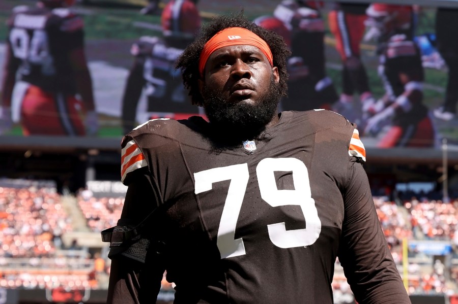 report:-browns-agree-to-restructured-deal-with-lineman