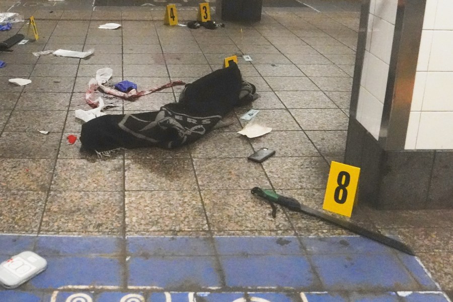 video-of-nyc-police-killing-machete-wielding-man-at-grand-central-station-released