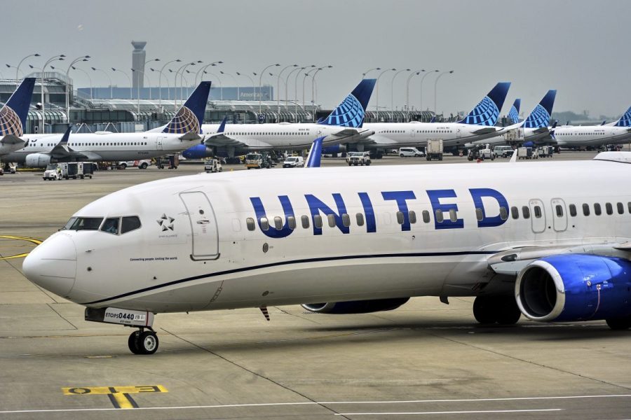 united-flight-strikes-light-pole-on-new-jersey-turnpike:-officials