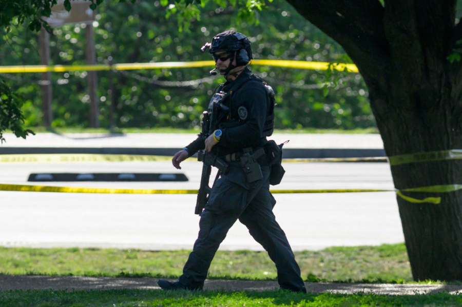 man-shot-by-authorities-blocks-from-white-house,-bystander-also-shot