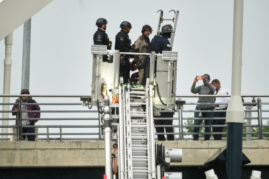 protester-comes-down-from-atop-washington-bridge-ending-5-day-stand-against-ai-and-iran-war
