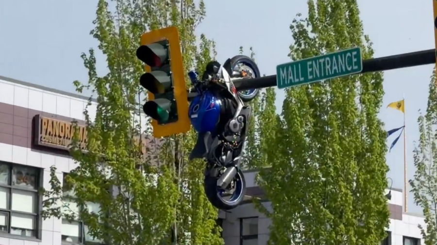 video:-motorcycle-seen-hanging-off-traffic-light-after-crash