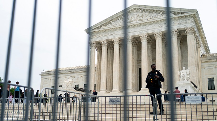 supreme-court-lifts-block-on-alabama-republicans’-map