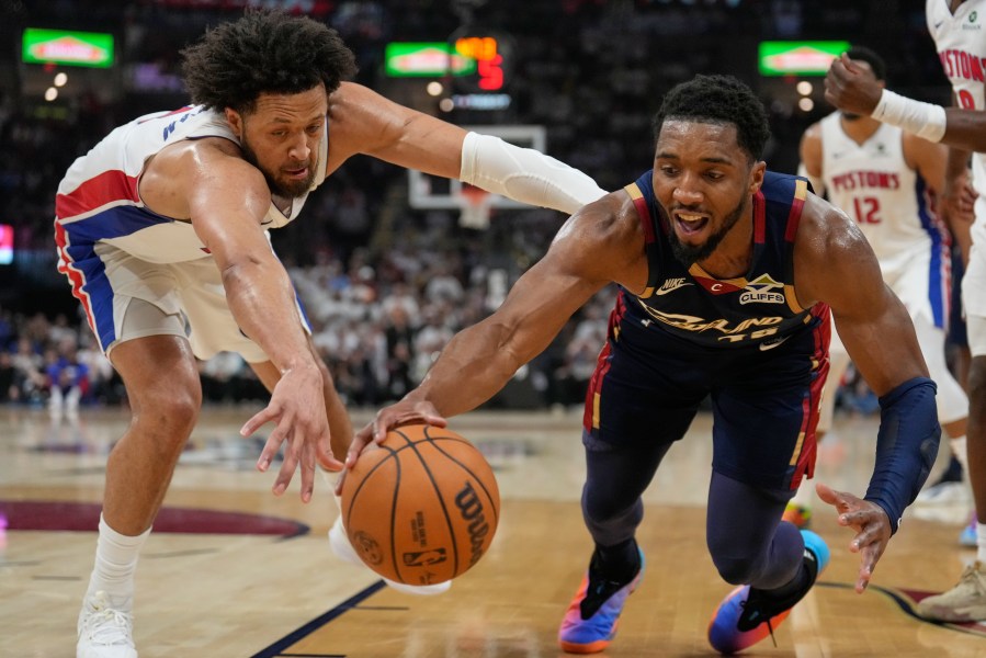 mitchell-has-39-in-2nd-half-as-cavs-even-series