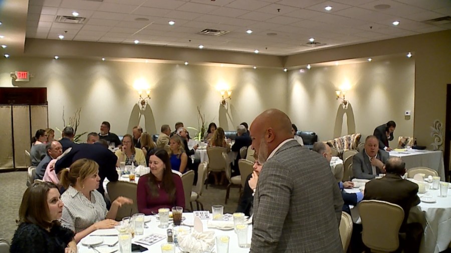 wolves-club-presents-scholarships-to-incoming-ysu-students