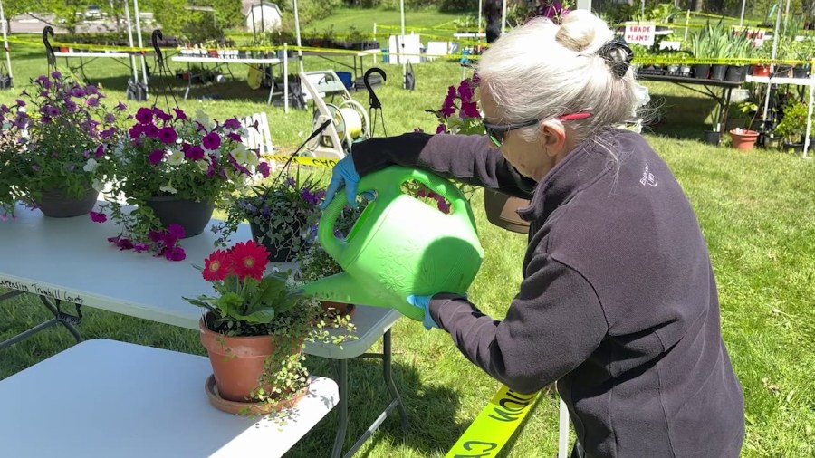 garden-fundraiser-also-offers-expert-advice