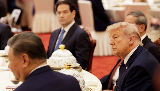 trump-clowned-for-notebook-peeking-video-at-beijing-summit