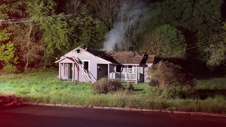 crews-battle-house-fire-in-new-castle