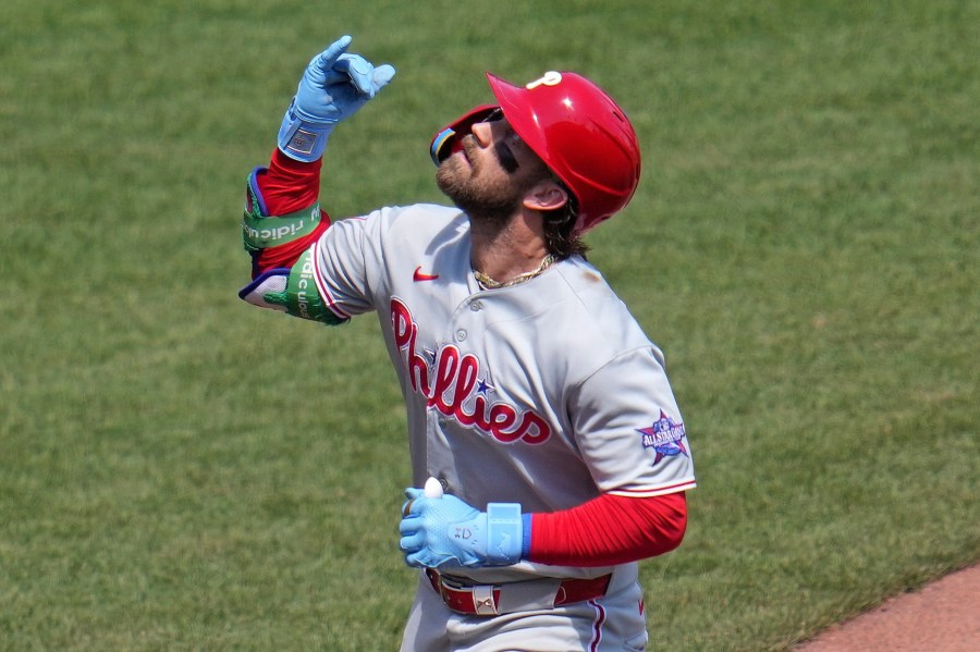 harper-homers-for-phillies-to-help-blank-pirates