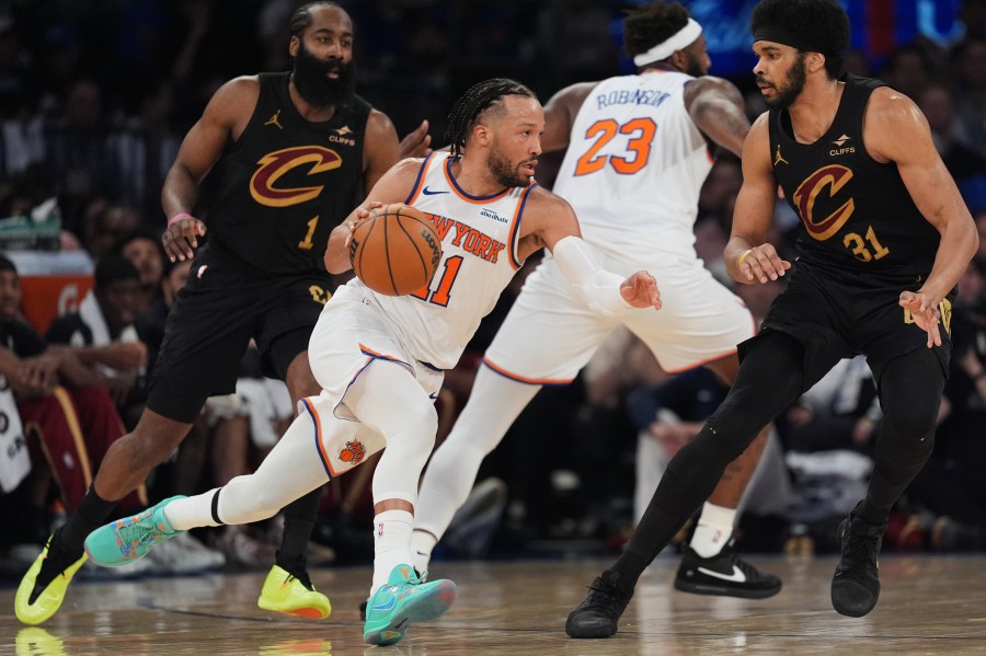 knicks-rally-from-22-point-deficit,-top-cavs-115-104