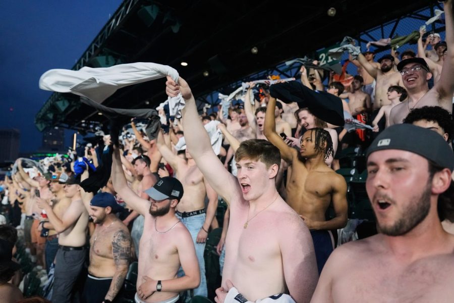 shirtless-fans-become-‘tarps-off’-stars-at-baseball-stadiums