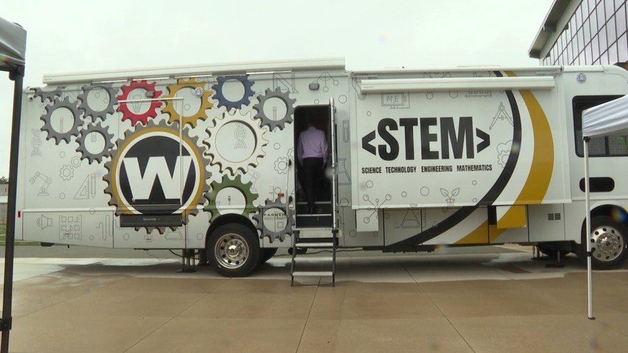 stem-lab-on-wheels-offers-local-students-hands-on-experience
