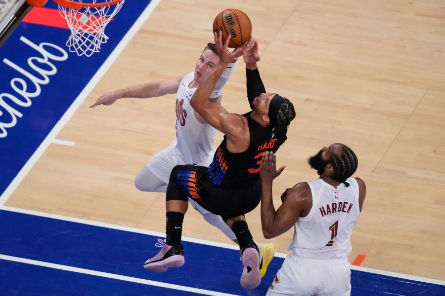 knicks-move-2-wins-from-the-nba-finals,-top-cavs-109-93