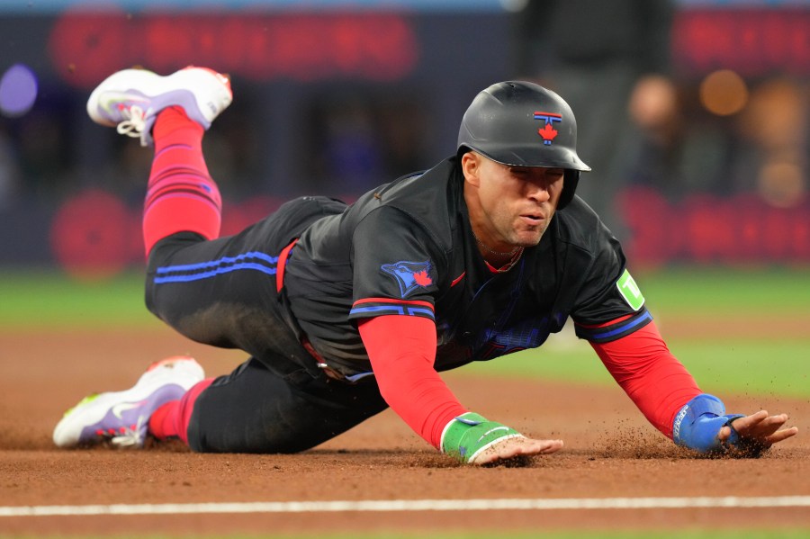 blue-jays-beat-the-pirates-6-2-for-a-3rd-straight-win