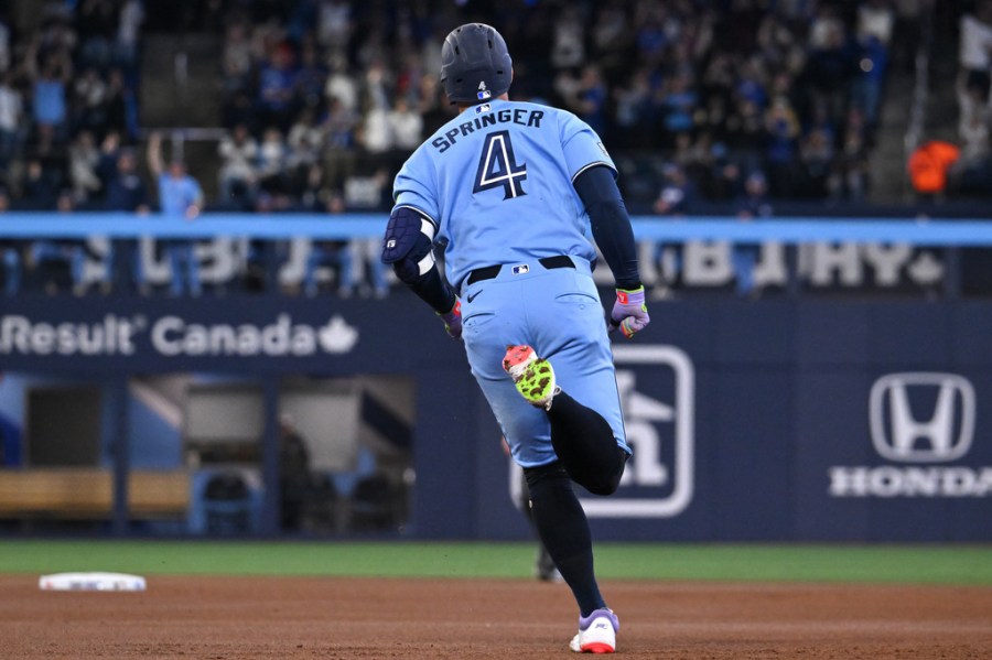 blue-jays-hand-skenes-back-to-back-defeats,-beat-pirates-5-2