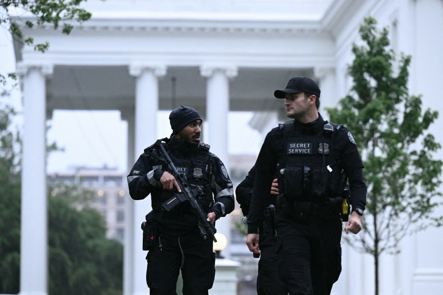 2-shot-near-white-house,-including-armed-suspect:-officials