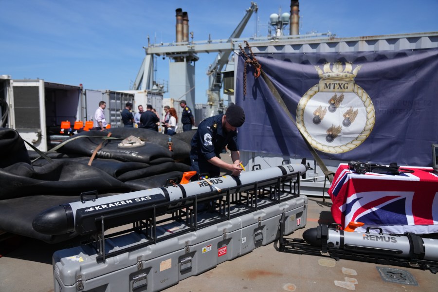 britain’s-navy-prepares-to-clear-mines-in-the-strait-of-hormuz-while-waiting-for-a-peace-deal