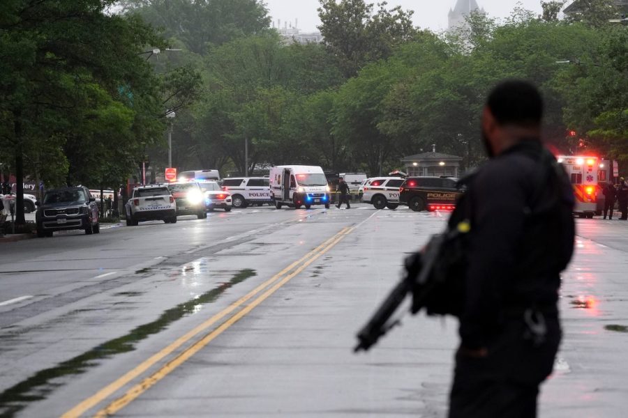 suspect-dead-after-opening-fire-near-white-house-security-checkpoint,-secret-service-says