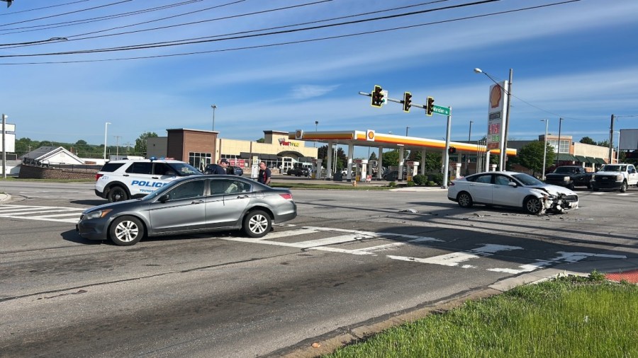 crash-blocks-traffic-in-youngstown