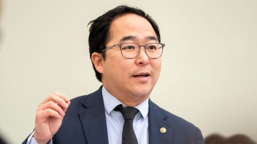senate-democrat-pepper-sprayed-at-protest-outside-ice-detention-facility