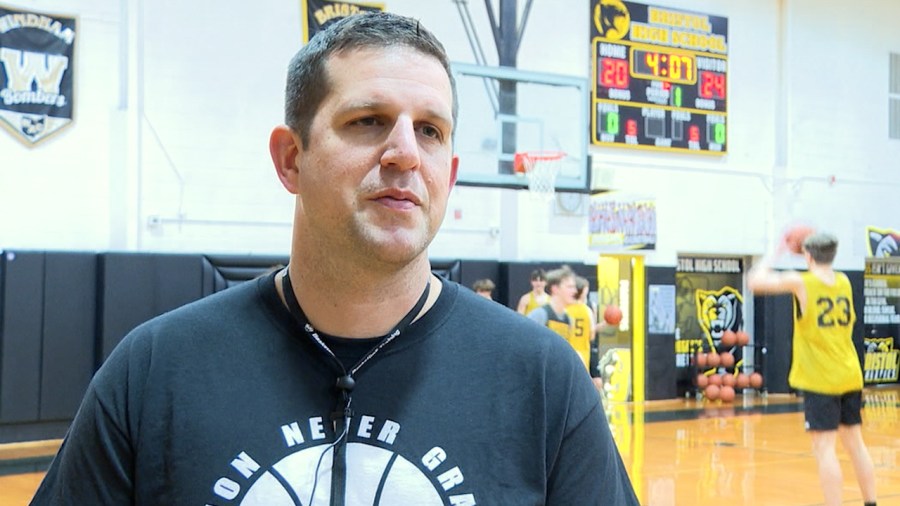 howland-officially-hires-new-boys-basketball-coach