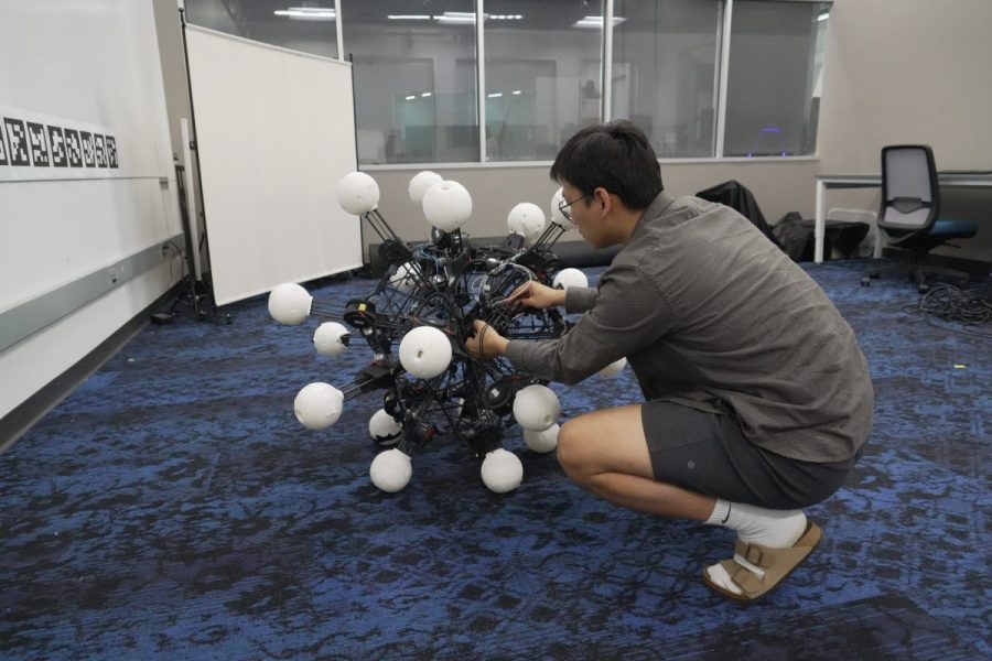 watch:-robot-with-20-legs-and-eyes-can-move-and-see-in-any-direction,-instantly