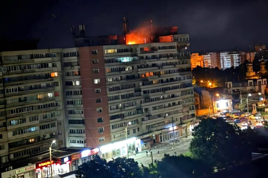 russian-drone-targeting-ukraine-hits-apartment-building-in-romania,-injuring-2,-officials-say
