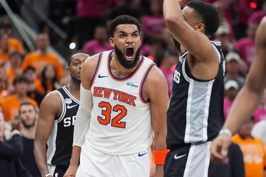 knicks-steal-game-1-from-spurs-with-105-95-win