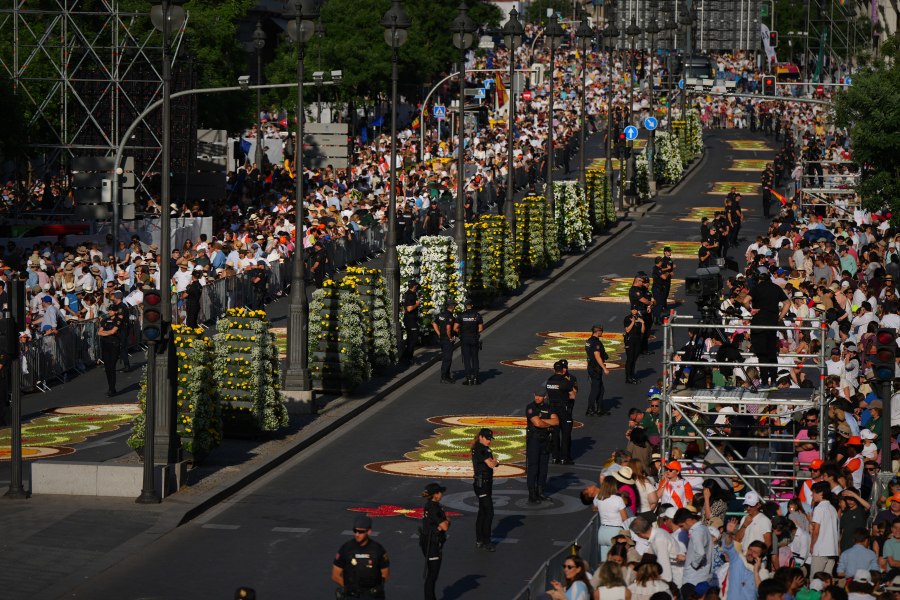 1-million-turn-out-for-pope’s-mass-in-spain-and-iconic-procession-along-flower-carpeted-route