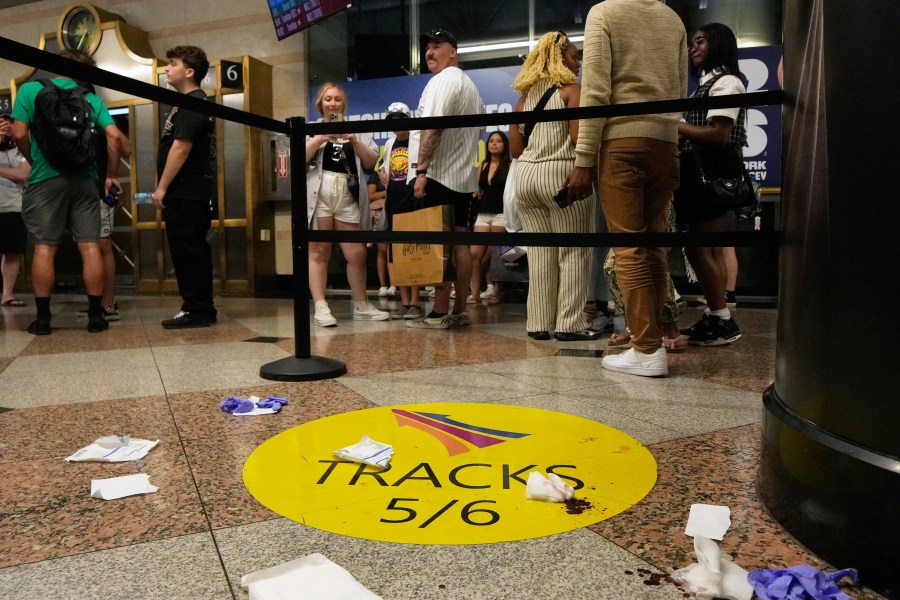6-people-hurt-in-stabbings-at-new-york’s-penn-station-with-a-suspect-in-custody,-authorities-says