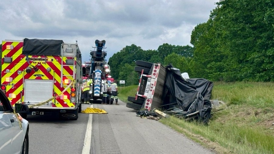 1-hospitalized-in-semi-truck-rollover,-traffic-stalled