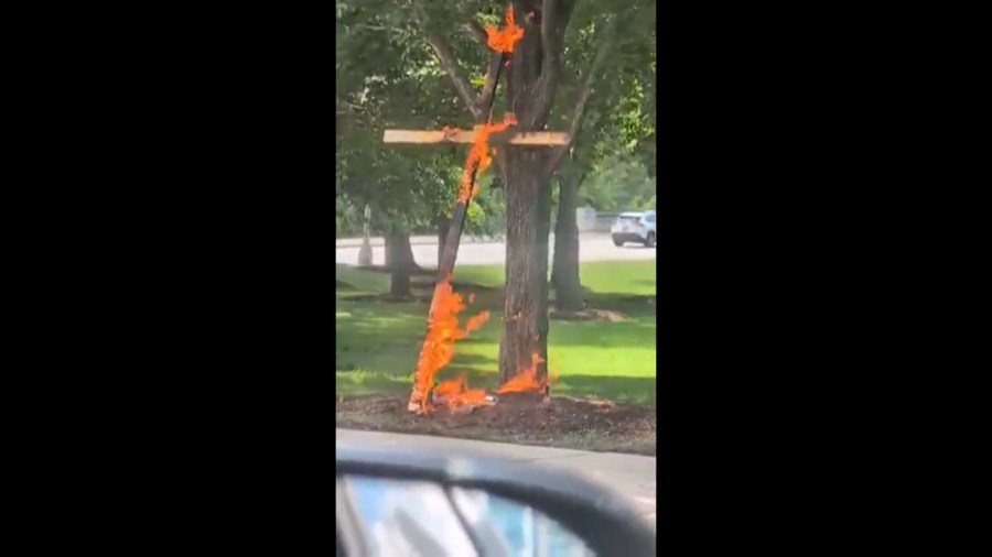 a-burning-cross-in-a-chicago-park-shocks-residents-and-has-police-searching-for-who-did-it